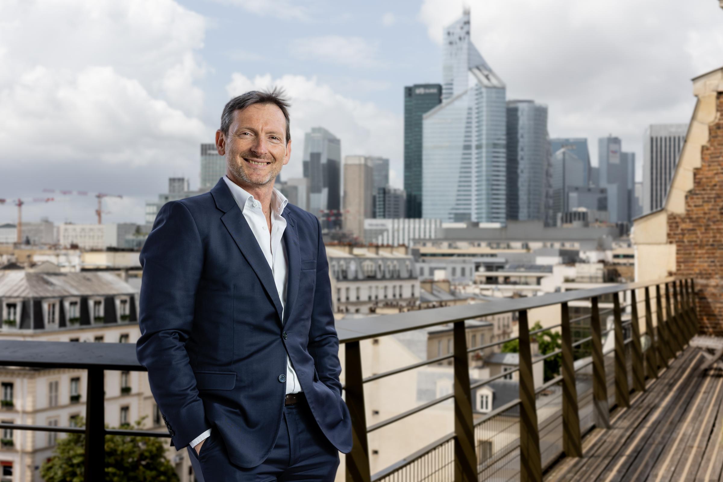 Portraits de dirigeants devant La Défense à Paris