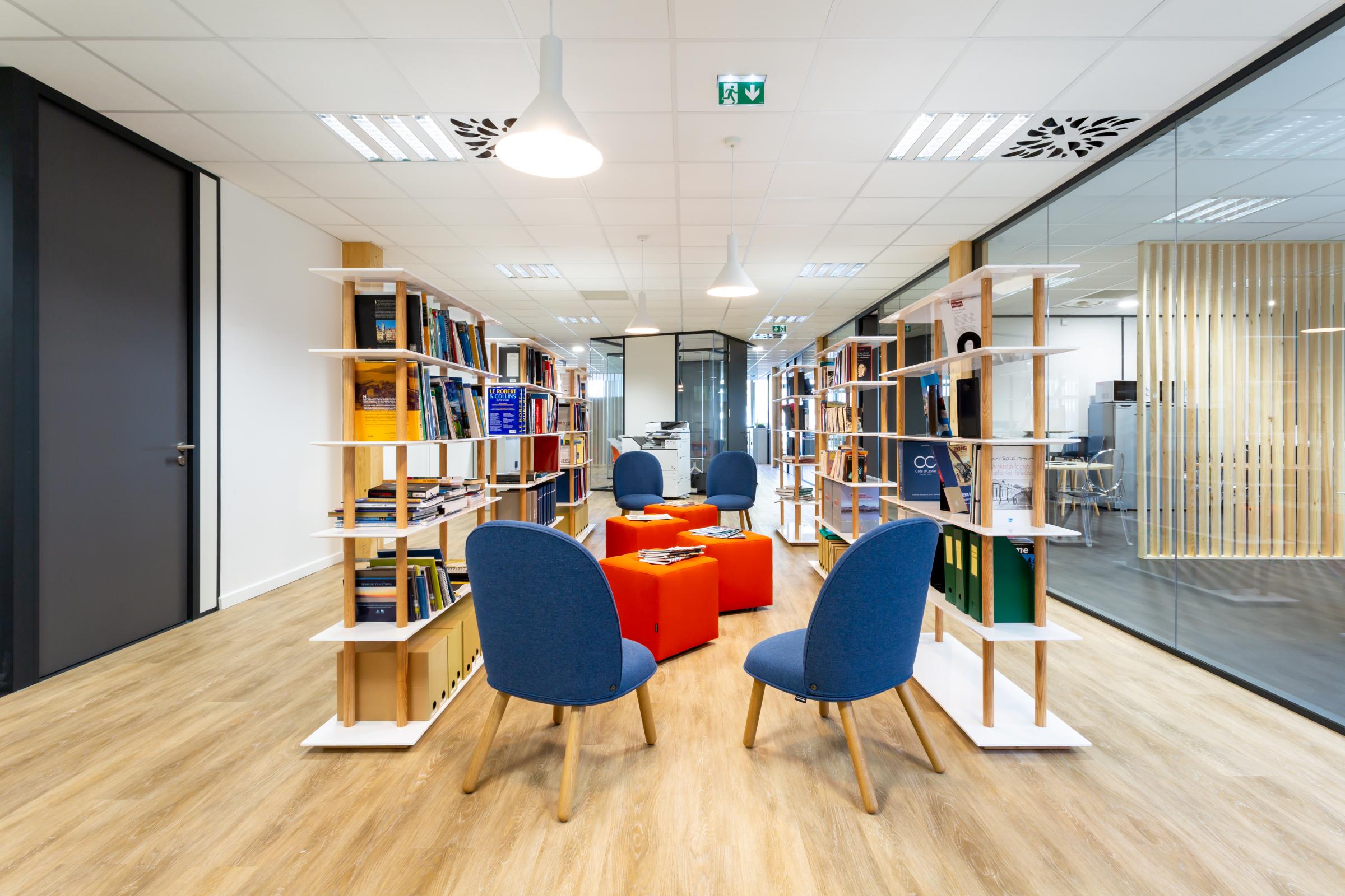 Bureau lumineux avec table en bois, claustras et plantes