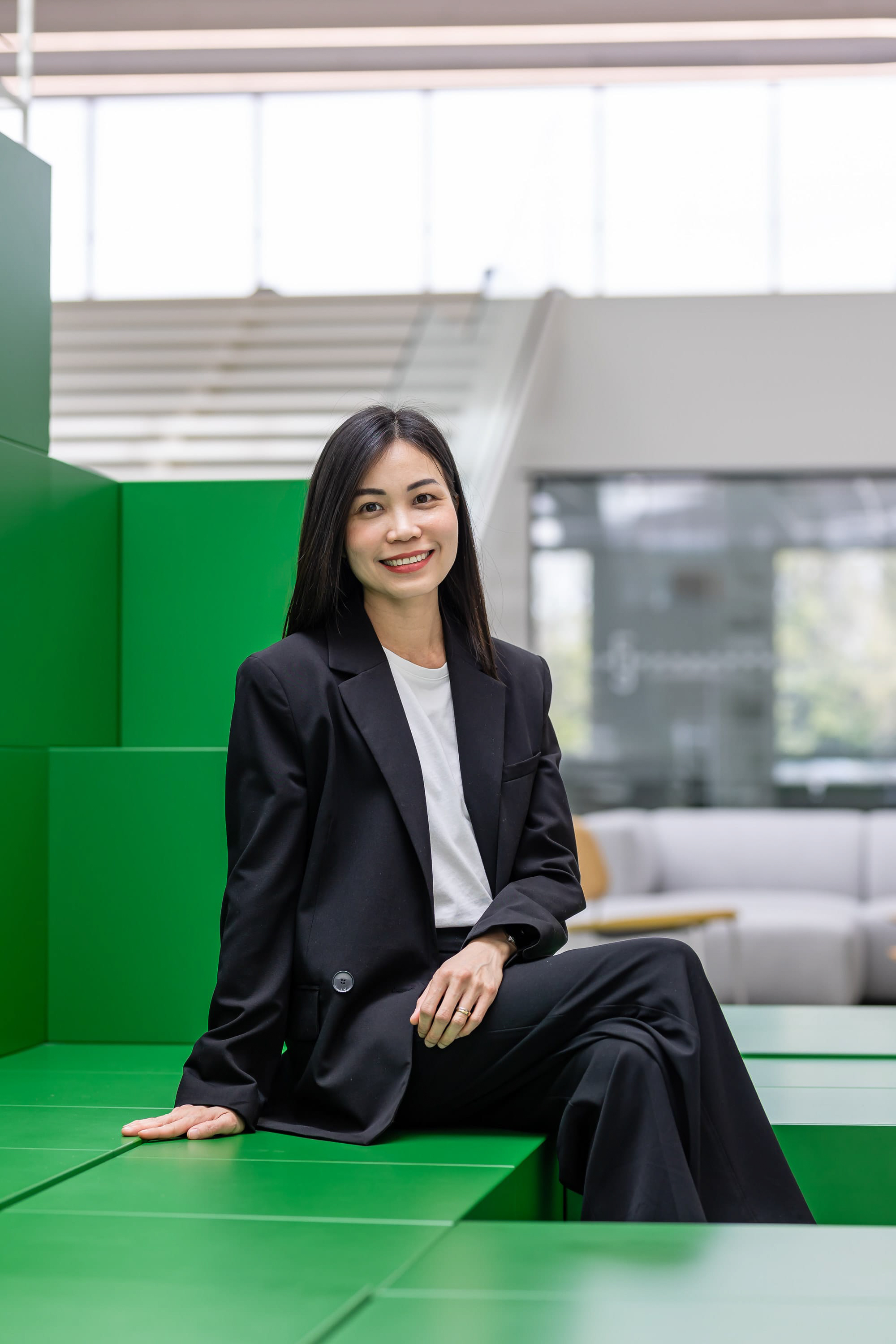 Portrait corporate d’un dirigeant en costume devant un véhicule utilitaire de marque