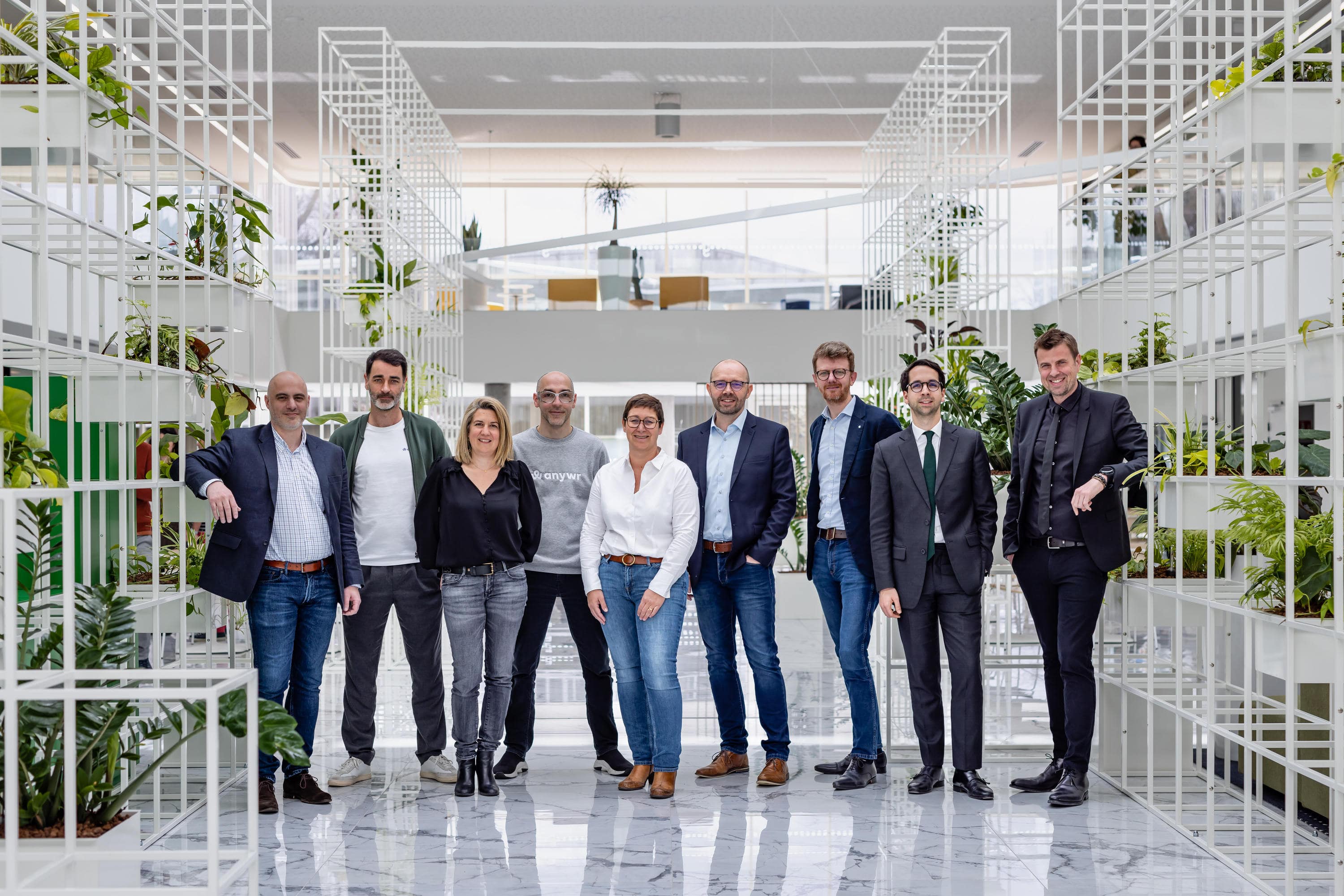 Portraits corporate ANYWR : collaboratrice en open space, lumière naturelle